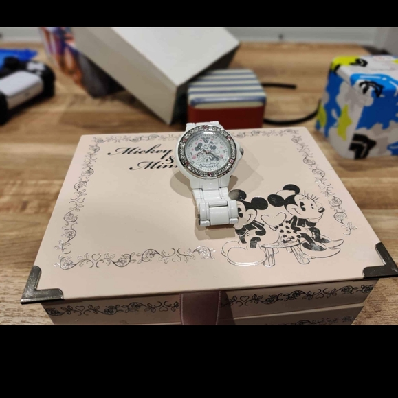 Disney Mickey and Minnie mouse white watch - Picture 2 of 5